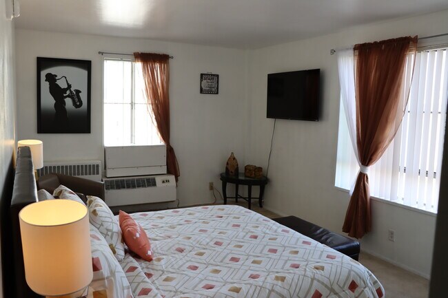 Master bedroom - 431 S Burnside Ave