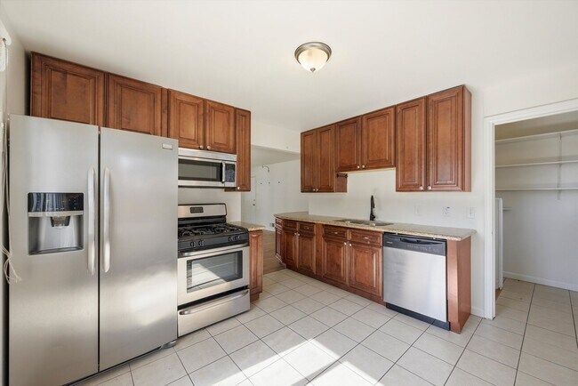 Building Photo - Spacious 3BR Home with Sunroom, Bonus Room & Large Yard