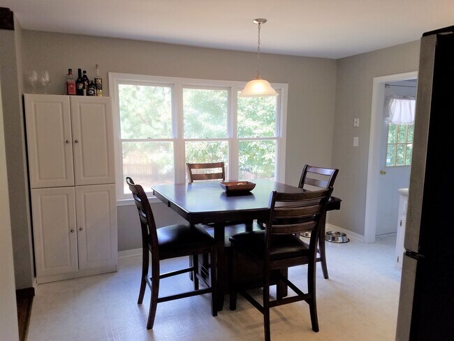 Building Photo - 4 bed room home in Midlothian with fenced rear yard