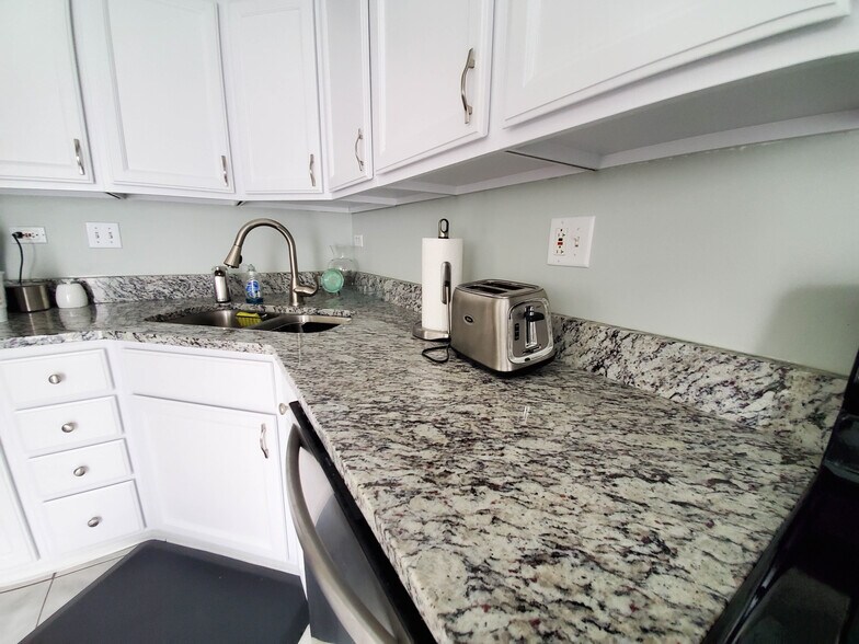 Kitchen - granite countertops - 344 S Lancelot Ln