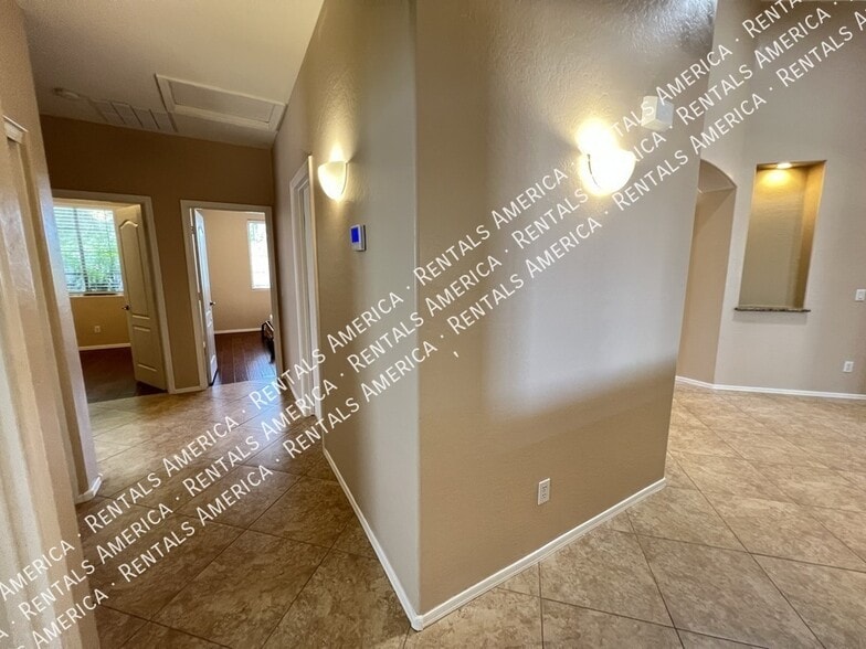 Building Photo - 1536 E Fontana Dr