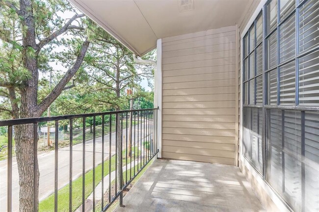 Building Photo - 15615 Blue Ash Dr