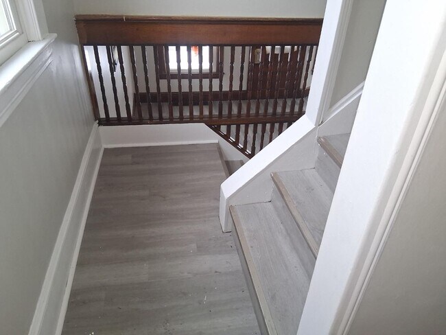 Building Photo - 1337 E 84th St