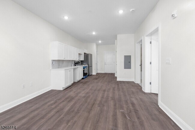 Building Photo - 751 Vose Ave