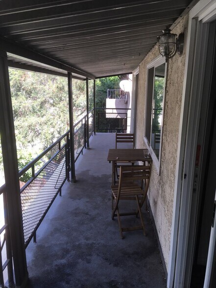 Patio - 1230 S Barrington Ave