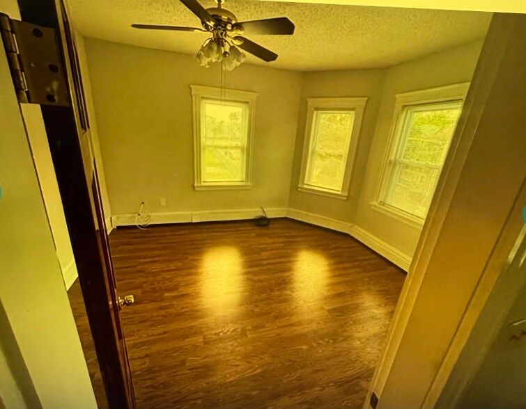 Building Photo - 7 Morton St