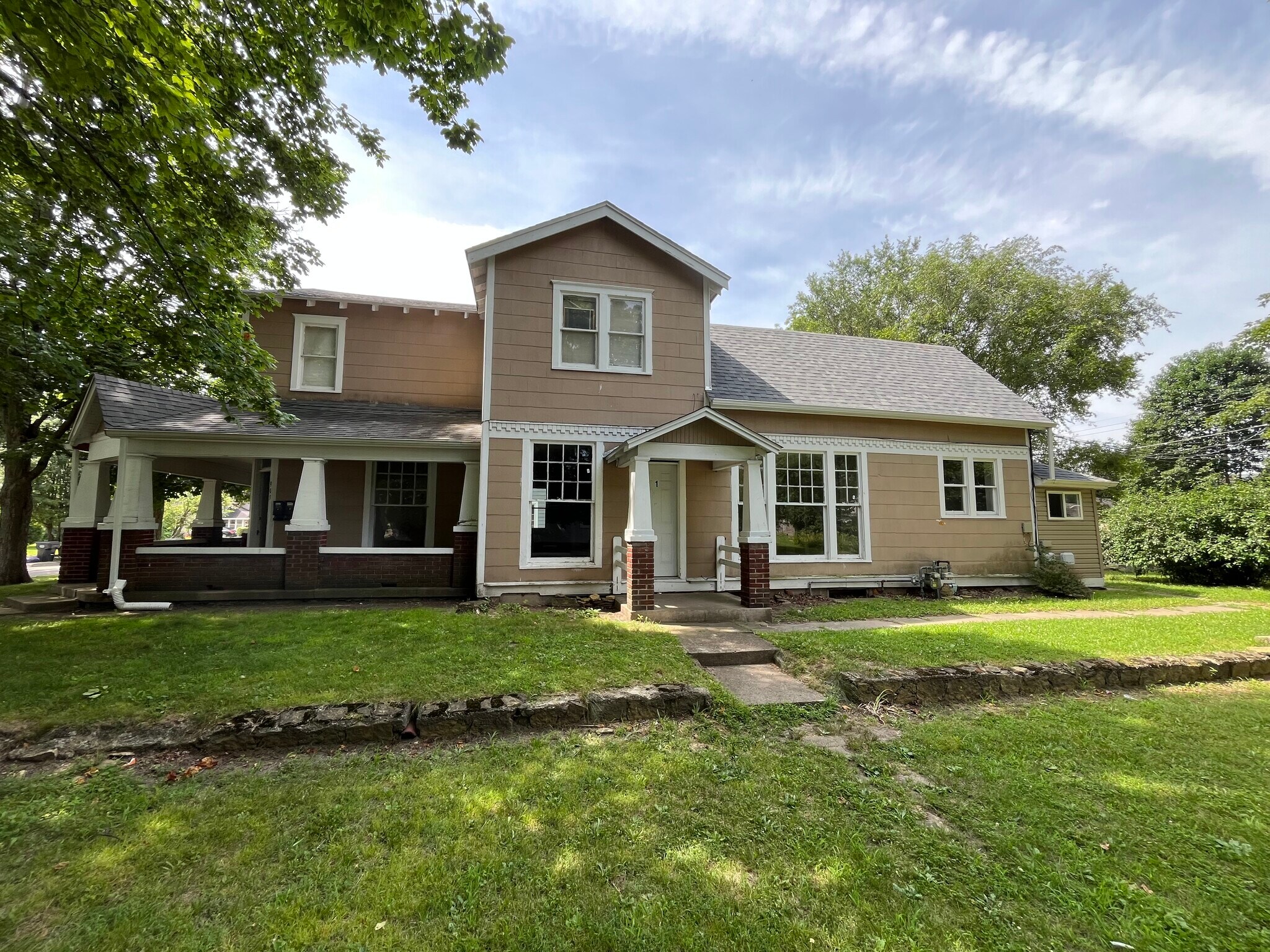 Building Photo - 903 College Dr