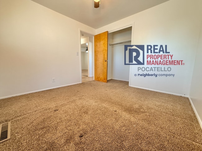 Building Photo - 4 Bedroom 2 bath House - Dog friendly