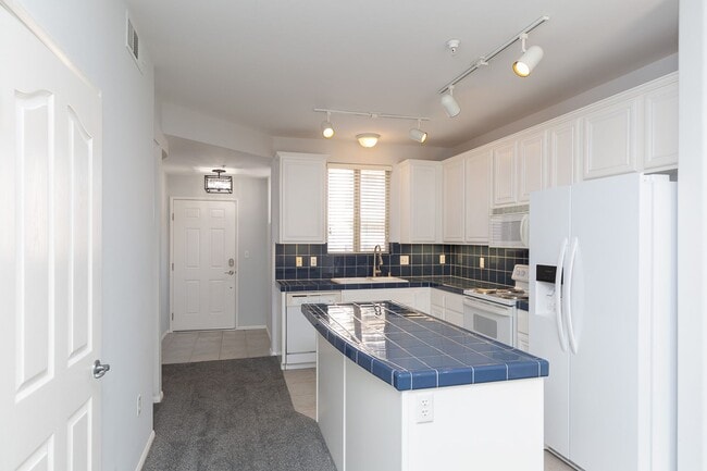 Building Photo - AMAZING 2/2 MARINA DISTRICT CONDO WITH 2 A...