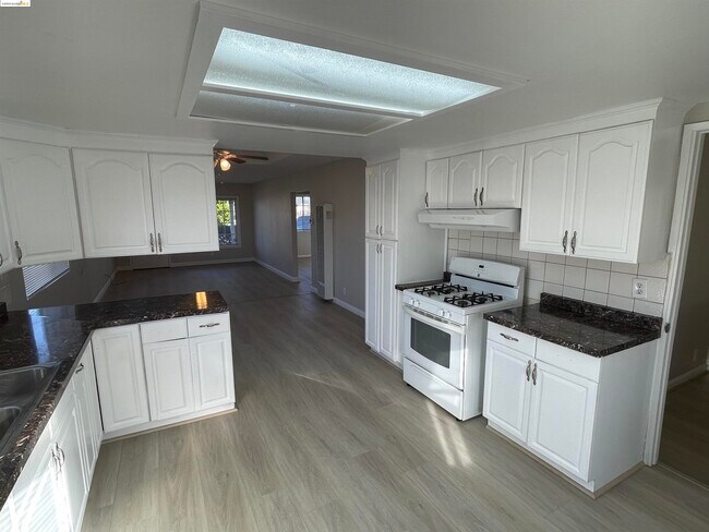 Building Photo - 32 O Neil Ct