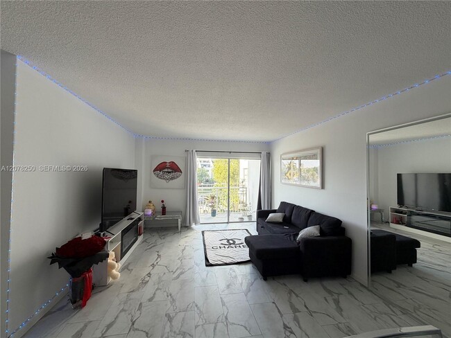 Building Photo - 400 Kings Point Dr