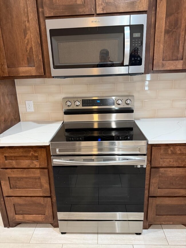 Building Photo - 267 NE Ave F