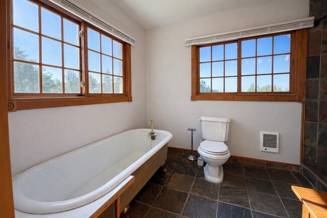 Building Photo - 20250 Vineyard Ln