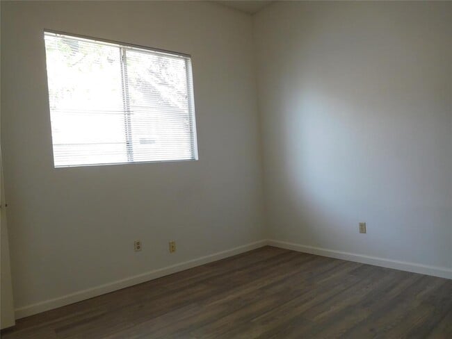 Building Photo - 2202 Quiet Wood Dr