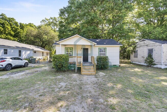 Building Photo - FULLY RENOVATED 3-Bedroom Rental Home on Woodlawn Ave.-UNMATCHED COMFORT, CONVENIENCE & VALUE!