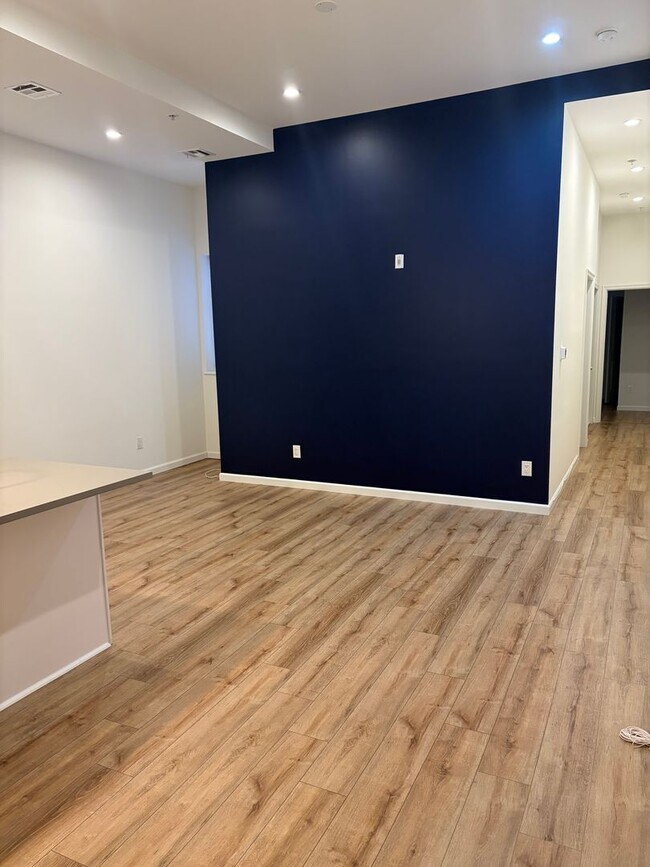 Building Photo - 737 S 4th St