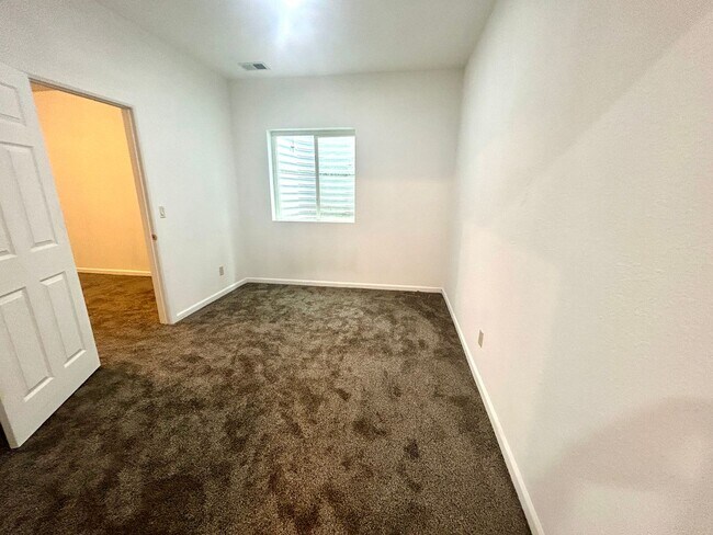 Building Photo - Beautiful 5-bedroom House in the Saddle Rock Area