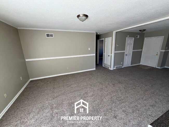 Building Photo - Spacious 3BR/1.5BA in Memphis - Open Kitchen, Dining Room & Private Backyard