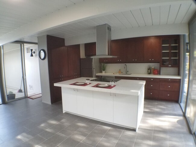 Building Photo - Eichler home near downtown Walnut Creek