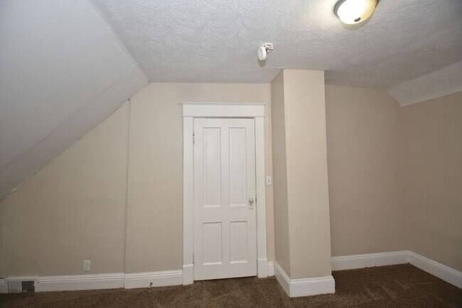 Building Photo - Mishawaka 1/2 story 3 bedroom single-family home with garage