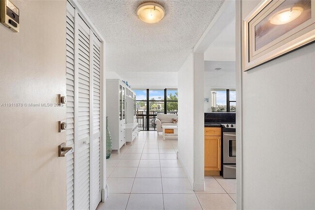 Building Photo - 1000 Parkview Dr