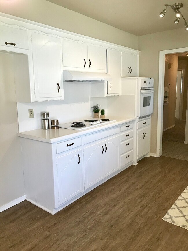 Building Photo - Beautifully Updated Vintage Home!