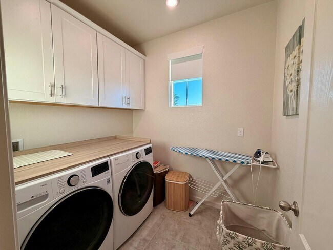 Building Photo - 3018 Kenwood Cir