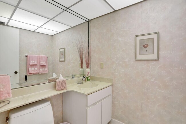 Building Photo - 330 SE 20th Ave