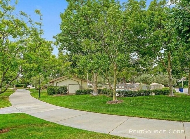 Building Photo - 3 Bedroom Sunrise Home for Lease in Valencia