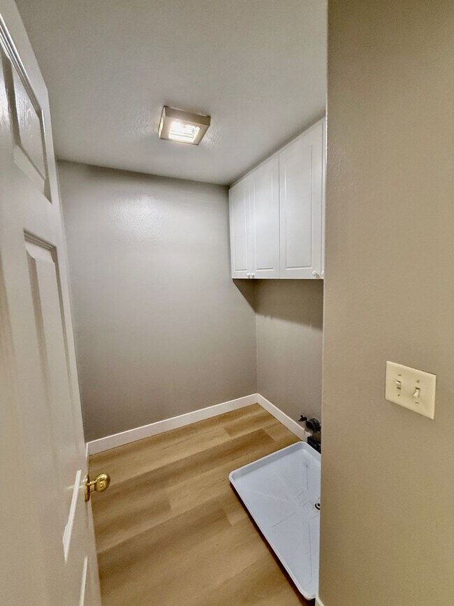 Building Photo - Nice 2 Story Family Home