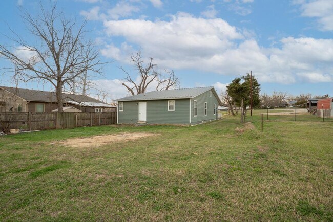 Building Photo - 207 Harris St