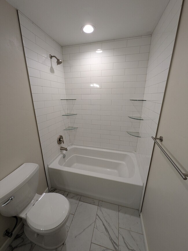 Building Photo - 906 Parkview Dr