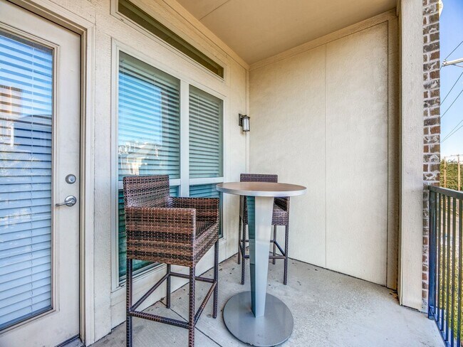 Building Photo - Rooftop Evenings, 3 bedroom 3 bath Condo. ...