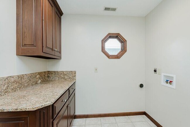 Building Photo - Large Executive Home in Carmel Schools