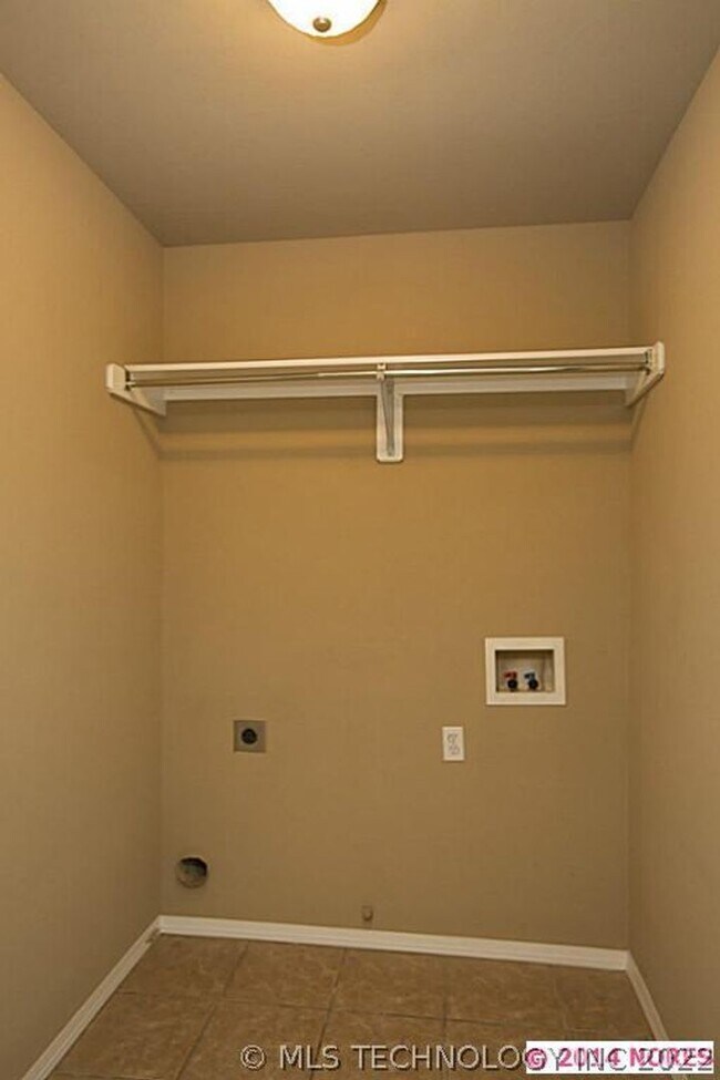 Building Photo - Beautiful 3 Bed 2 Bath Home with New Plank...