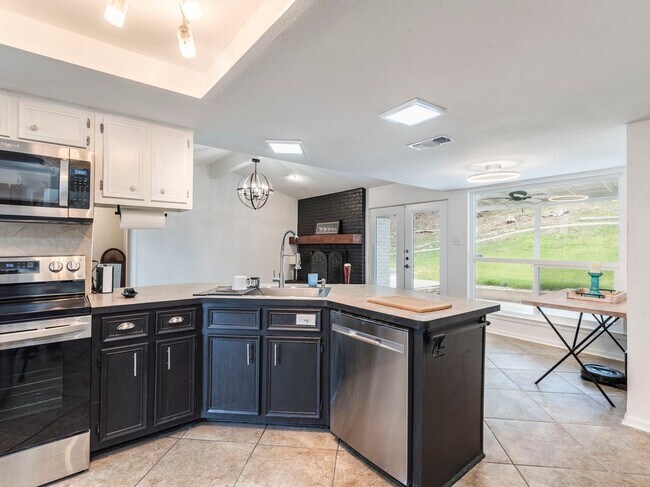 Building Photo - 903 Cliffside Dr