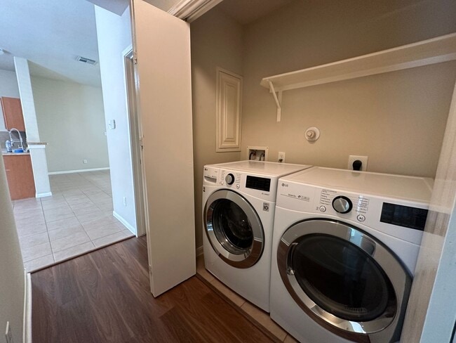 Building Photo - For Lease | 3 Bed, 2 Bath | 1,216 Sq Ft | ...