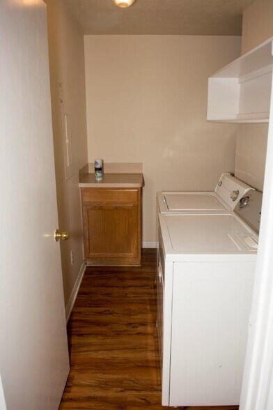 Building Photo - 1210 webhollow Cir