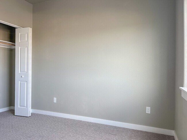 Building Photo - Pet Friendly 2 bed/ 2 bath unit at Soldier Ridge!