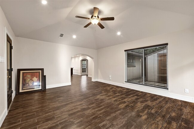 Building Photo - 10519 Pleasanton Dr