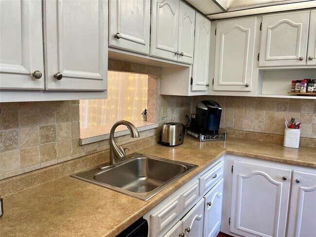 Building Photo - 5071 W Oakland Park Blvd