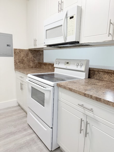 Building Photo - 145 SW 30th Ct
