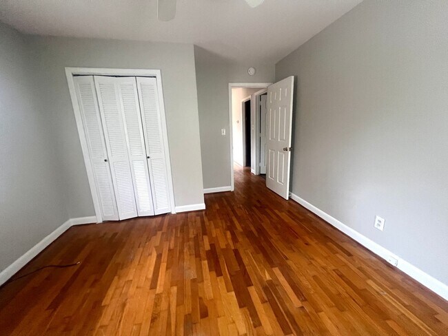 Building Photo - RENT SPECIAL! 3-4 BR Home! Large Brick hom...