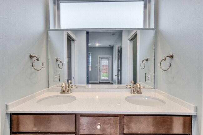 Building Photo - 3505 Villa Ct