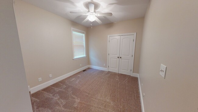 Building Photo - Large 5 Bedroom with Large Fenced in Back ...