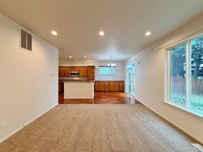 Building Photo - 958 SE Roundelay St