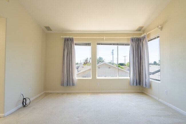 Building Photo - ***Exceptional 3BR/2.5BA Residence in Prime *** San Leandro Location
