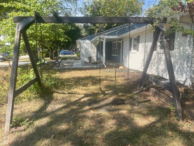 Building Photo - 1416 Miami Ct S