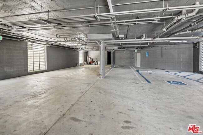 Building Photo - 819 E La Palma Dr