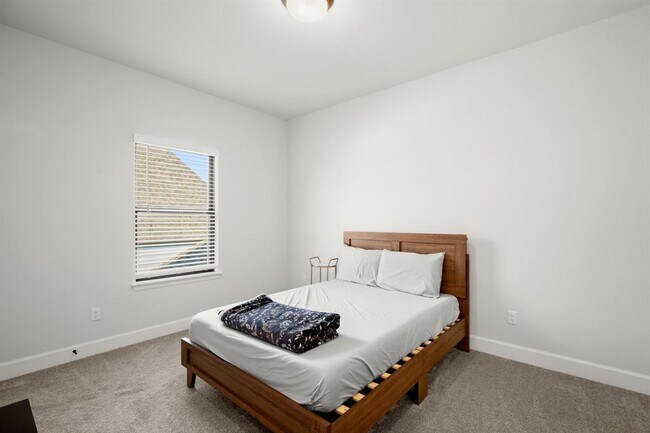 Building Photo - 220 Sadaba St